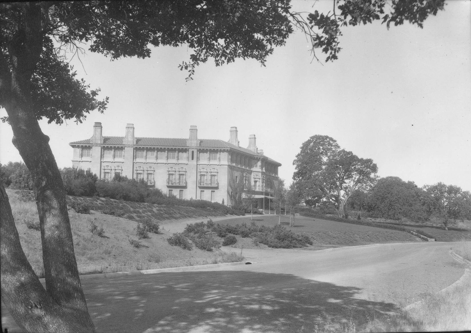 Black and white photo of the building known as the Knoll.